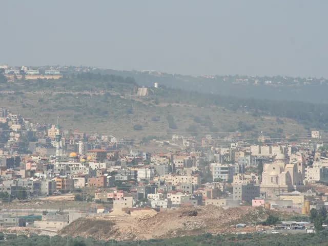 منظر عام لمدينة سخنين في الجليل وبيوتها على سفح التلال