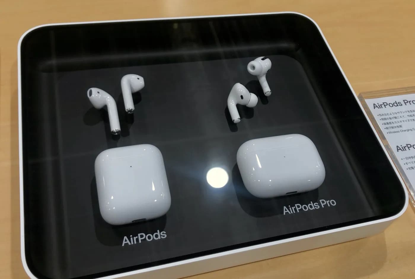 سماعات AirPods وAirPods Pro معروضة في متجر إلكترونيات في ناغويا اليابانية عام 2020 (صورة توضيحية، ليست طراز AirPods 4 ولا علاقة لها بالشبكات المذكورة)